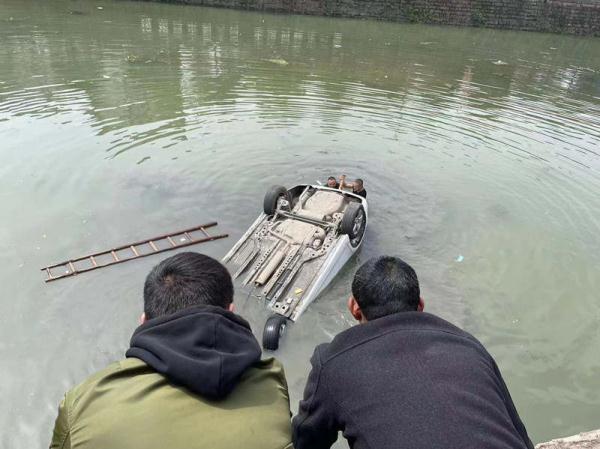 轿车坠河，9人跳水救了一家四代人