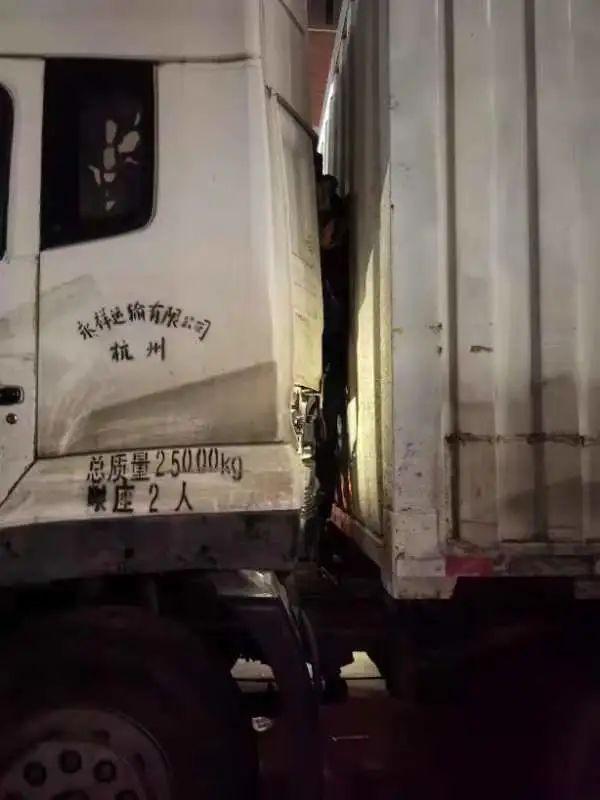 男子维修汽车，危险悄悄降临……消防立即出动