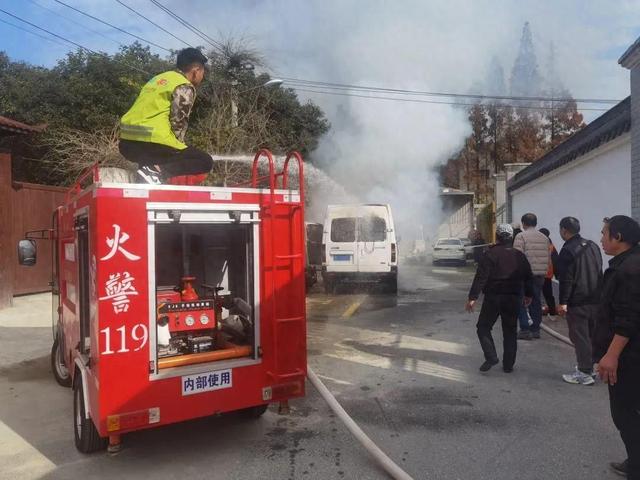 一辆中巴车路边突然起火……TA出动了！