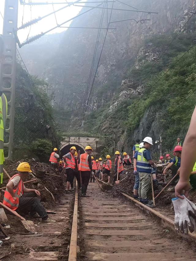 迟来的雨中列车