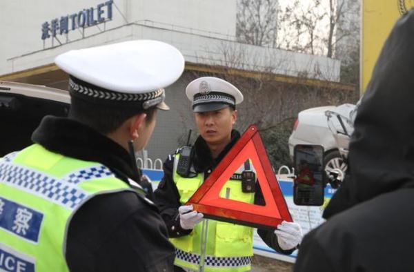 这才是硬核科普！交警蜀黍手把手教你如何换备胎