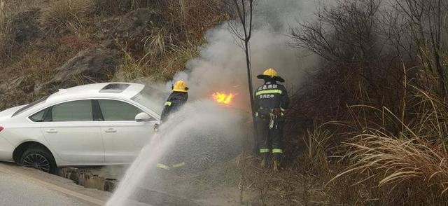 小轿车刚开出修理厂就发生自燃 车主跳车逃生，消防迅速救援