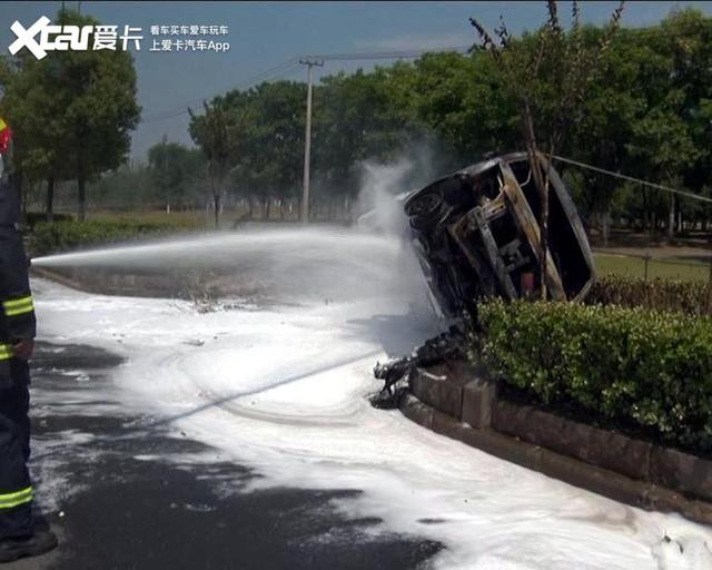 “爱车自燃莫要慌，处置方法需得当！”车辆自燃如何处置？