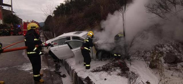 小轿车刚开出修理厂就发生自燃 车主跳车逃生，消防迅速救援