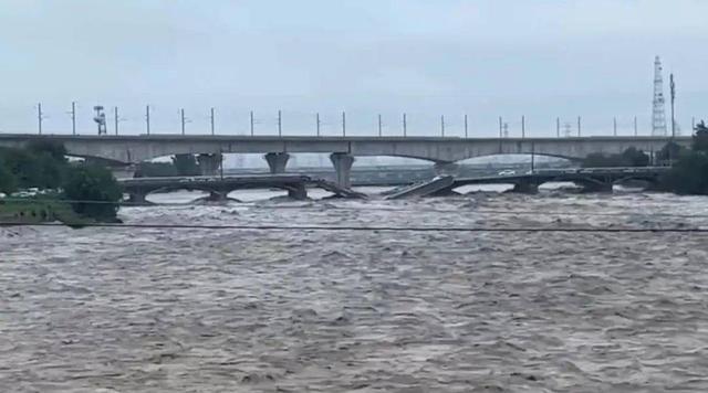 北京暴雨洪水冲走大量汽车！网友：这回知道该买油车还是电车了吧