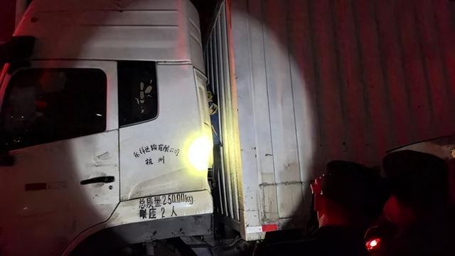 男子维修汽车，危险悄悄降临……消防立即出动