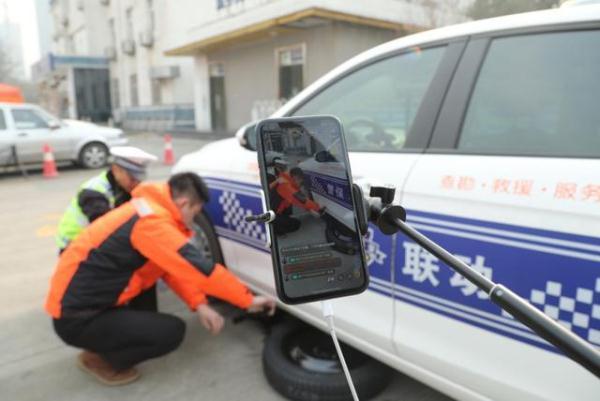 这才是硬核科普！交警蜀黍手把手教你如何换备胎