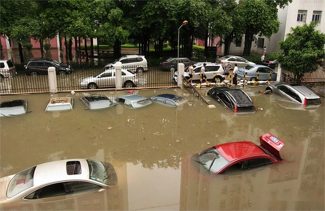 北京暴雨洪水冲走大量汽车！网友：这回知道该买油车还是电车了吧