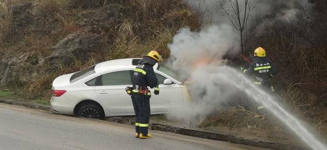 小轿车刚开出修理厂就发生自燃 车主跳车逃生，消防迅速救援