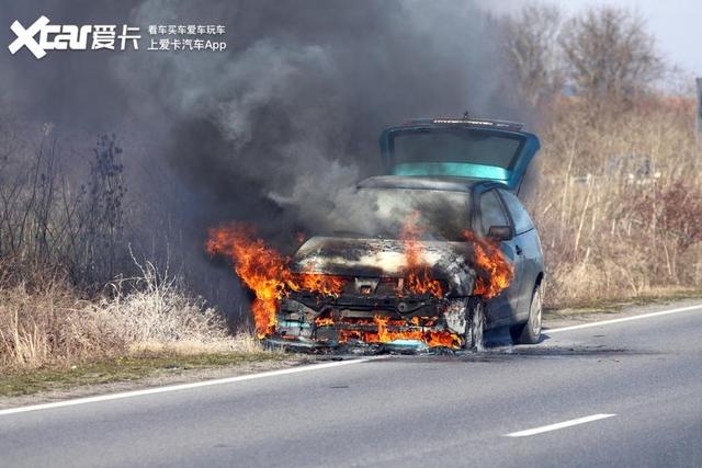 “爱车自燃莫要慌，处置方法需得当！”车辆自燃如何处置？