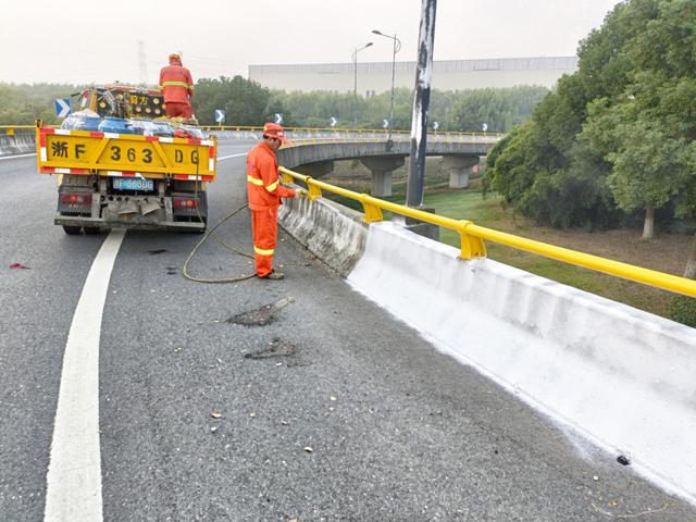 桐乡公路养护人员为桥梁护栏换“新衣”