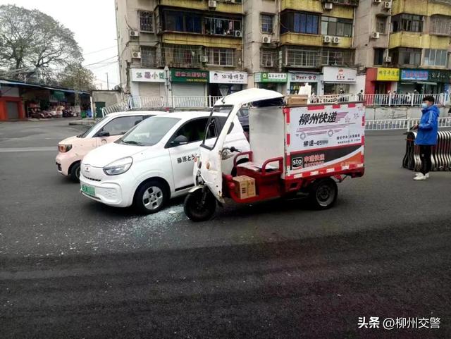 广雅路一快递车跟新能源汽车相撞，玻璃碎一地