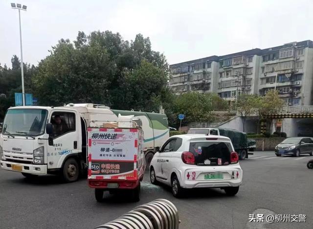 广雅路一快递车跟新能源汽车相撞，玻璃碎一地