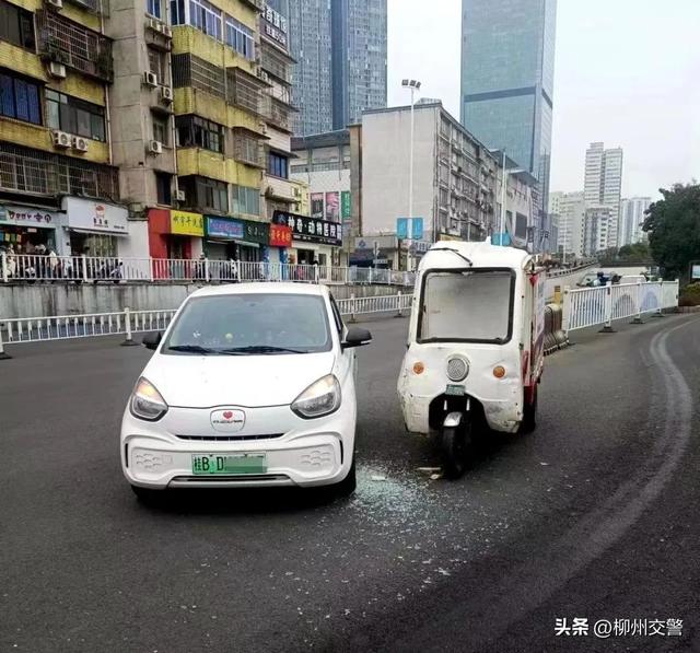 广雅路一快递车跟新能源汽车相撞，玻璃碎一地