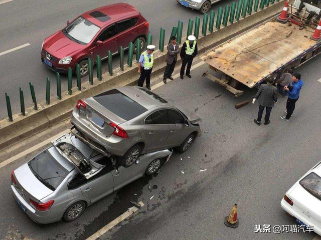 汽车被追尾后变事故车，修好后贬值好几万，这笔损失应该谁买单