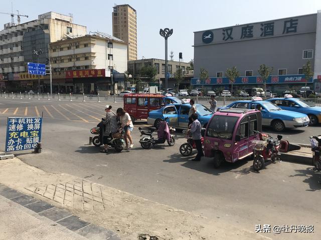 菏泽汽车总站门口，三轮车载客卷土重来，二轮电动自行车也加入拉客大军