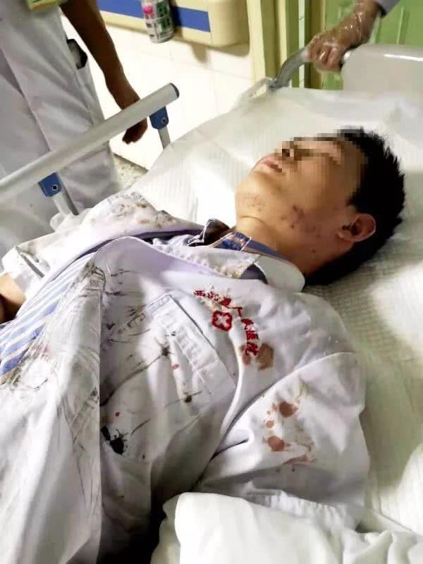 常德两医生抢救车祸伤者时遭遇二次车祸！其中一人仍未脱离生命危险