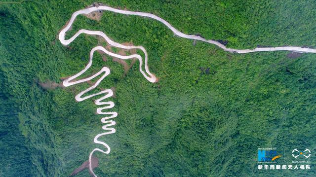 航拍重庆美丽乡村路 助力村民奔小康