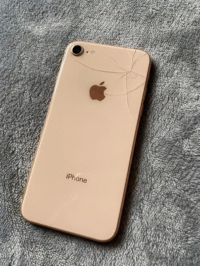 摔不起，iPhone15换玻璃高达1298元！这个后盖真的贵