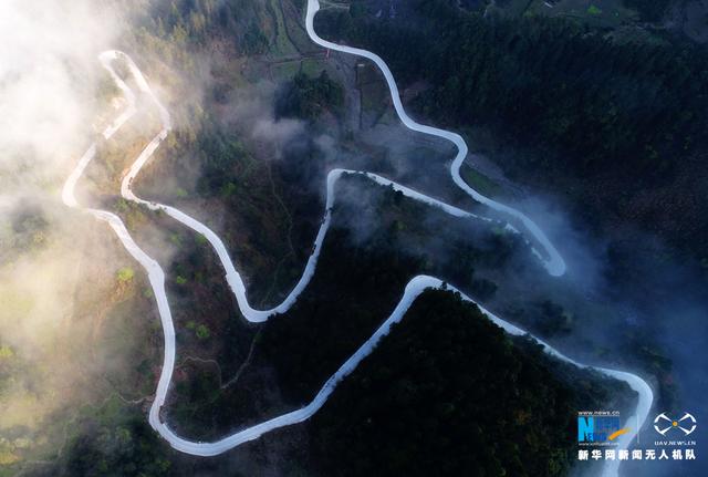 航拍重庆美丽乡村路 助力村民奔小康