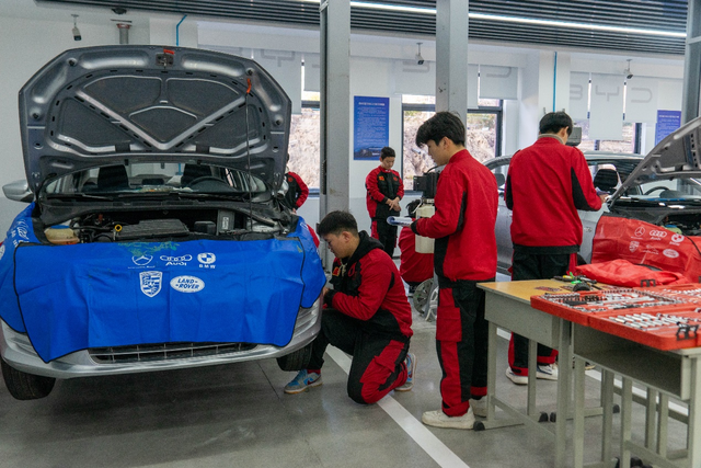 郑州技师学院与丹尼斯集团共建校企合作基地