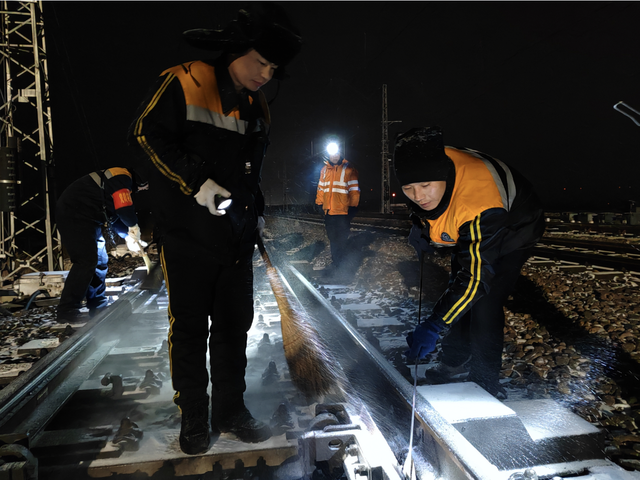 国铁西安局集团公司延安运营维修段积极应对节后寒潮雨雪天气