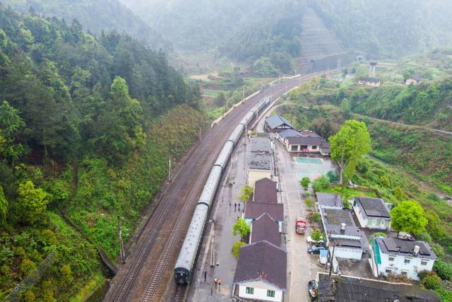 湖南最后的慢火车，被称为“扶贫专列”，车票最低只需1元