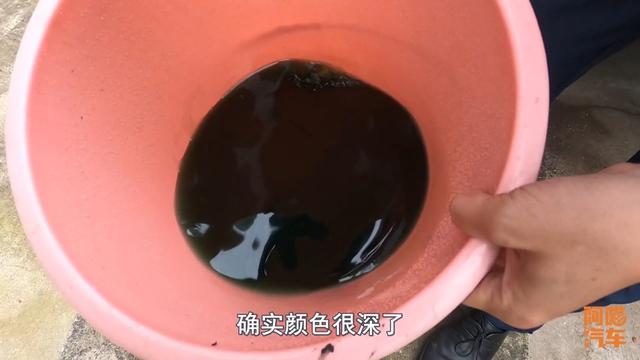 手把手教你换防冻液，看看用了六年的防冻液，放出来有多脏