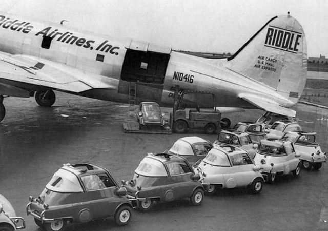 1956 年美国使用 C-46 货运飞机运输宝马伊塞塔迷你汽车。