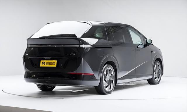 纯电续航640km，百公里油耗17.7kWh，小鹏X9适合家用吗？