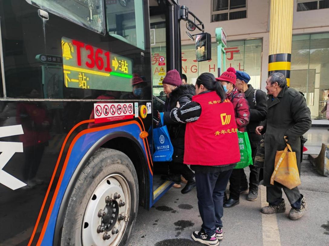 暖心服务 便捷回家——成都交通运输系统志愿服务活动 温暖旅客回家路