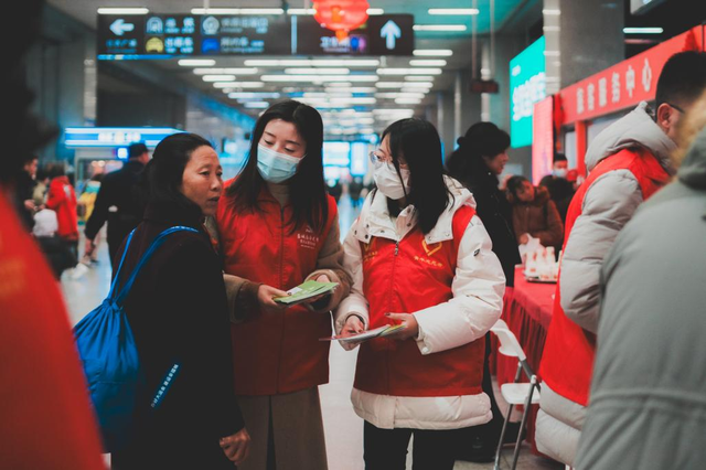 暖心服务 便捷回家——成都交通运输系统志愿服务活动 温暖旅客回家路