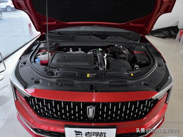 轴距2米8，三厢家用车，价格挺便宜，油耗才6.4L，实拍奔腾B70