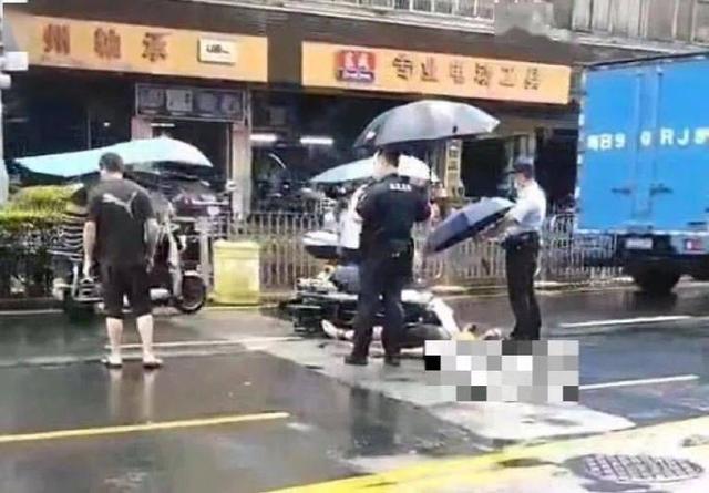 潮评丨电动车雨棚成马路杀手，严禁之外还能做些什么