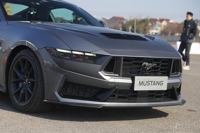 它说这个时代属于V8，试驾福特Mustang Dark Horse