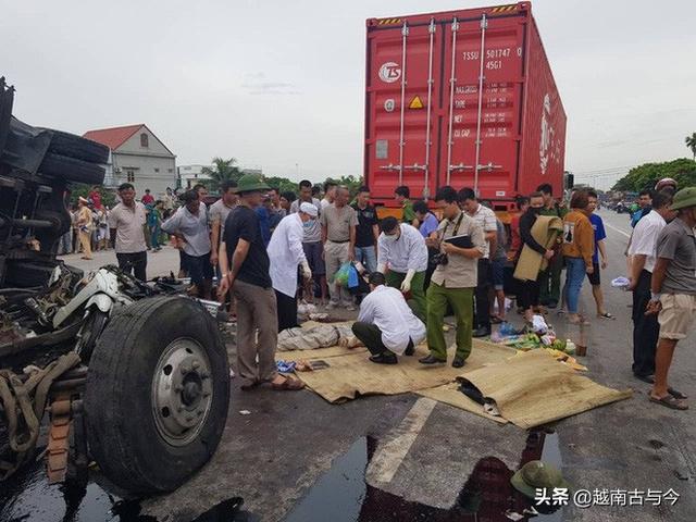 触目惊心：越南泥土车侧翻瞬间压扁小轿车，车上4人仅一人生还