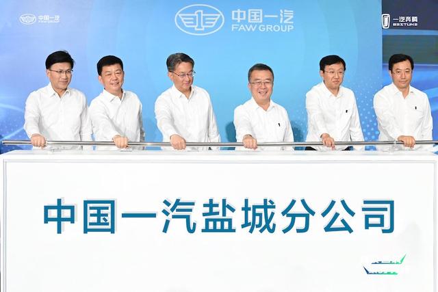 汽车行业最新动态：比亚迪全新轿跑“海豹X”曝光