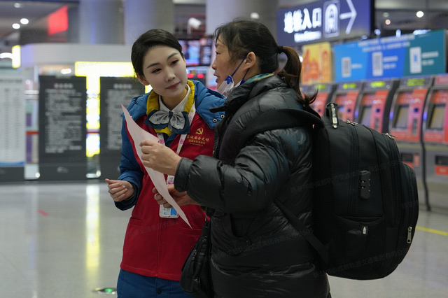 暖心服务 便捷回家——成都交通运输系统志愿服务活动 温暖旅客回家路