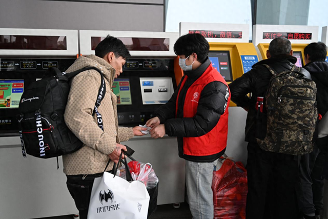 暖心服务 便捷回家——成都交通运输系统志愿服务活动 温暖旅客回家路