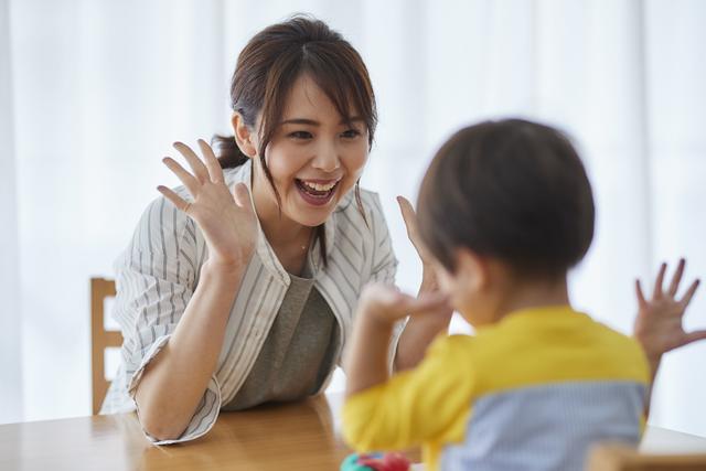 妈妈用纸糊玩具轿车，没想到女儿很喜欢，直夸这个推土机真漂亮