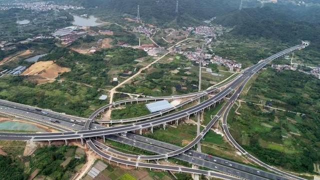 杭州市民到莫干山旅游，今后要快半小时，省内一批重大交通项目即将建成通车