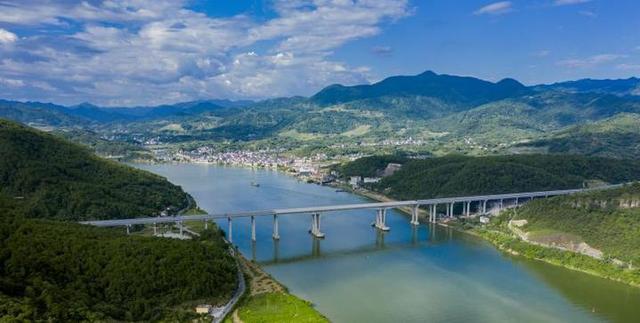 杭州市民到莫干山旅游，今后要快半小时，省内一批重大交通项目即将建成通车